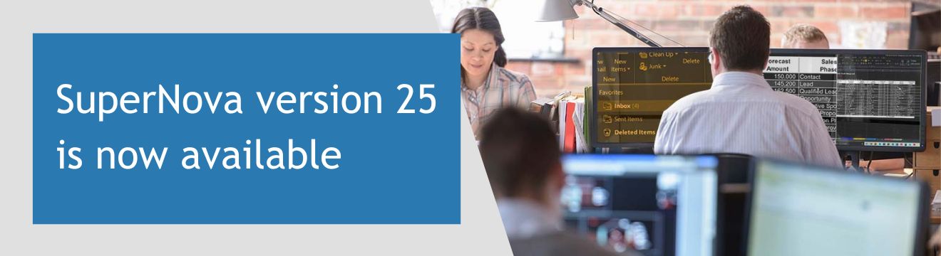 Na obrázku je osoba v kanceláři používající zvětšení SuperNovy v tabulce zobrazené na dvou monitorech